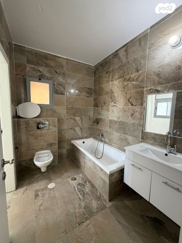 גג/ פנטהאוז, נתיבות