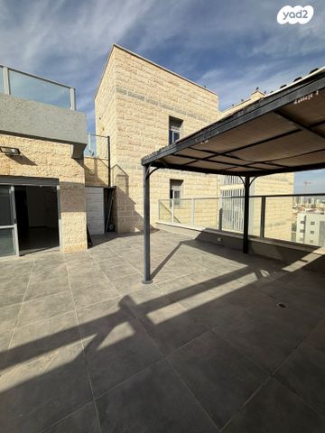 גג/ פנטהאוז, נתיבות