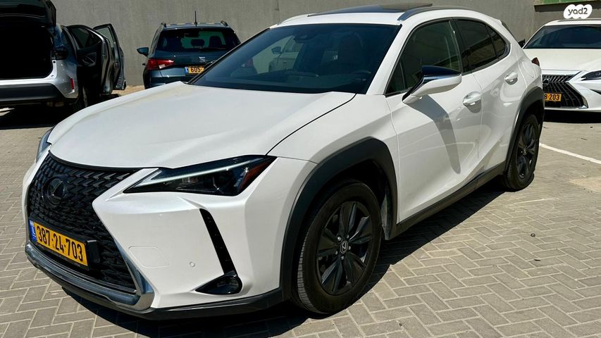 מודעת רכב לקסוס UX 1