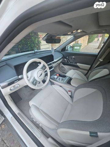 מודעת רכב ג'נסיס GV60