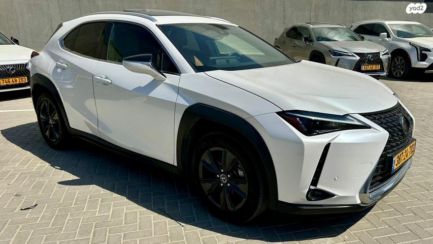 מודעת רכב לקסוס UX 2