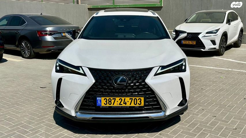 מודעת רכב לקסוס UX