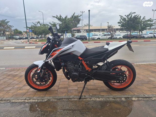 KTM Naked Duke 890R