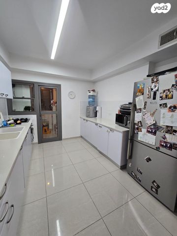 דירה, הרמן חיים קאופמן 10, אושיות, רחובות