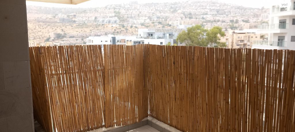 טבור הארץ 28