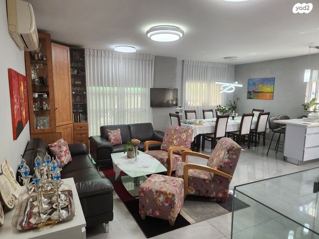 שדרות לוחמי הגטאות 10