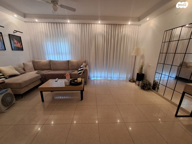 דירה, הגביש 10, נופי סלע, מעלה אדומים