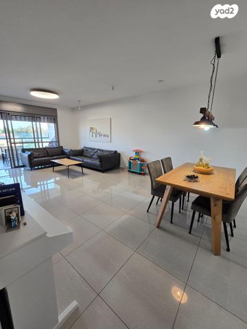 דירה, הרמן חיים קאופמן 10, אושיות, רחובות