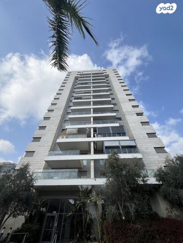 דירה, הרמן חיים קאופמן 10, אושיות, רחובות