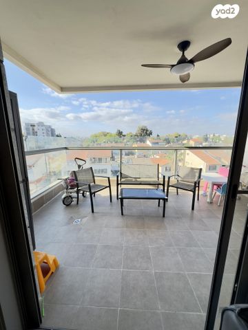 דירה, הרמן חיים קאופמן 10, אושיות, רחובות