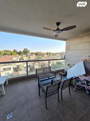 דירה, הרמן חיים קאופמן 10, אושיות, רחובות