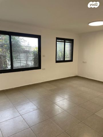 דירת גן, דרך בריכות היער 111, בית זית, בית זית