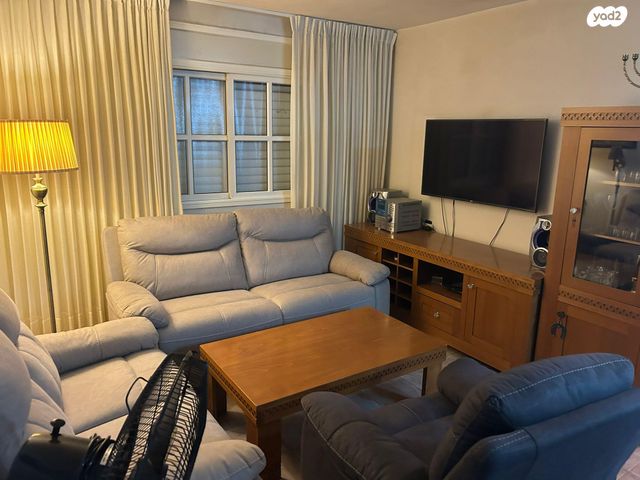 שדרות העצמאות 10