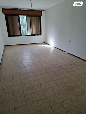 אייזיק חריף 42