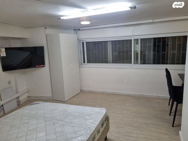 השישה עשר 27