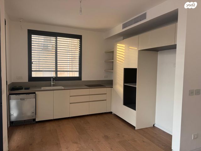 זכרון יעקב 11