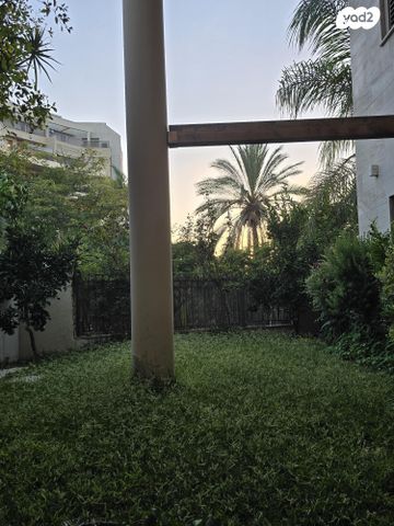 דירת גן, הפרחים 42, קרית הפרחים - 2005, רעננה