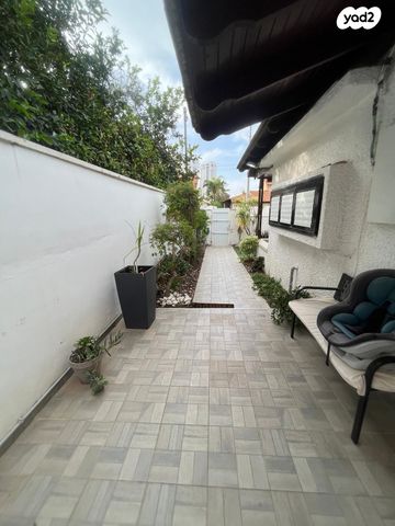 דו משפחתי, הגפן 26, עין התכלת, נתניה