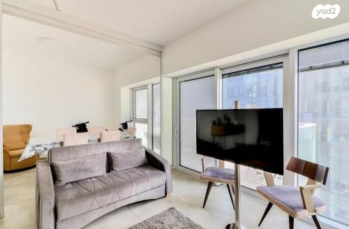 דרך מנחם בגין 144