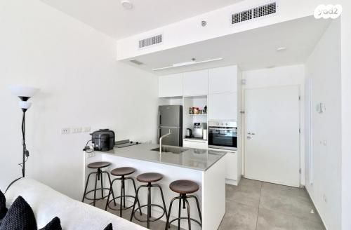 דירה, דרך מנחם בגין 144, מונטיפיורי, הרכבת, תל אביב יפו