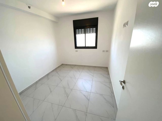 דירה, עפרה חזה, משכנות האומנים, קרית מוצקין