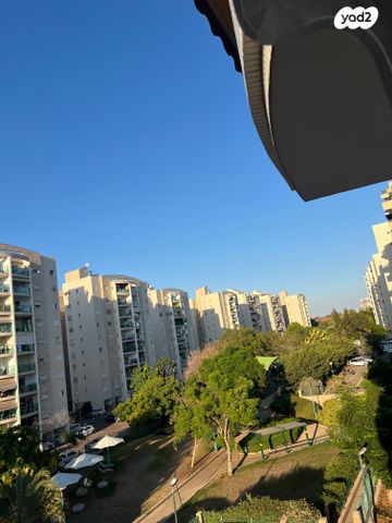 דירה, נעורים, ראשון לציון