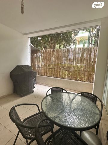 דירה, הפרחים, כפר סבא