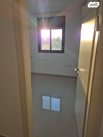 דירת גן, איבי נחל, אבני חפץ