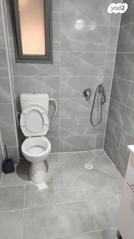 דירת גן, איבי נחל, אבני חפץ