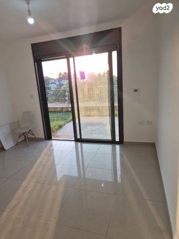 דירת גן, איבי נחל, אבני חפץ