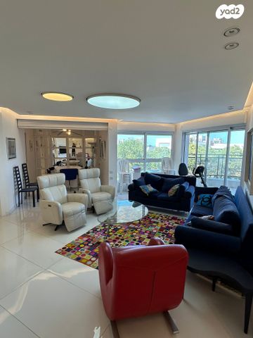 דירה, אורי צבי גרינברג, אזורי חן, גימל החדשה, תל אביב יפו