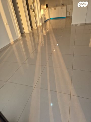 דירת גן, איבי נחל, אבני חפץ