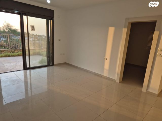 דירת גן, איבי נחל, אבני חפץ