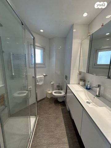 דירה, אורי צבי גרינברג, אזורי חן, גימל החדשה, תל אביב יפו