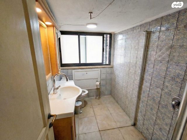 דירה, הרב ברוק, רמב"ם, ראשון לציון