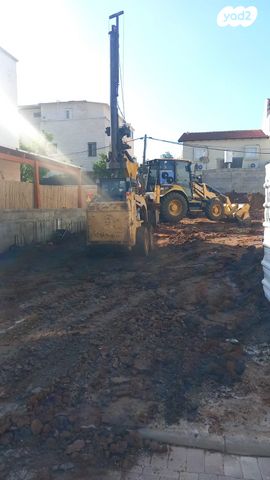 מגרשים, נאות יהודית ונווה ארזים, חולון