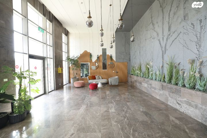 אברהם מחרז 18