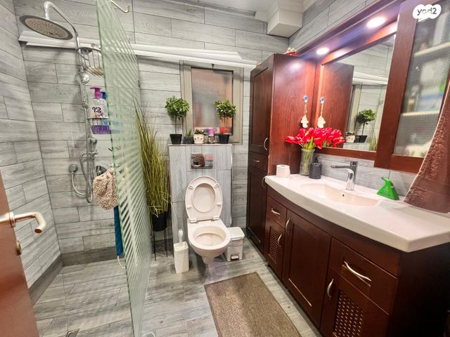 דירה, אברהם פררה, הולילנד, ירושלים