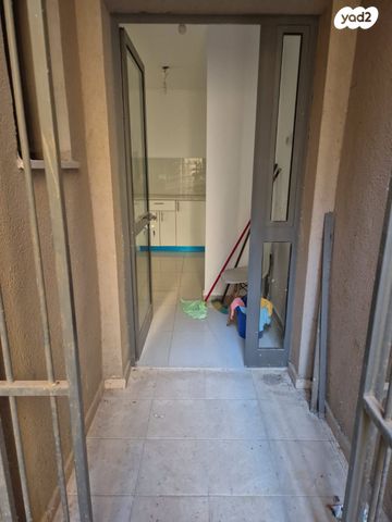 דירת גן, איבי נחל, אבני חפץ