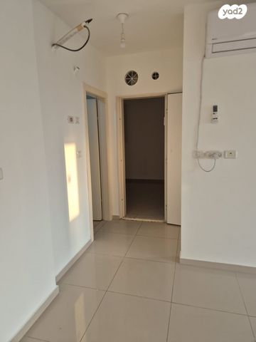 דירת גן, איבי נחל, אבני חפץ