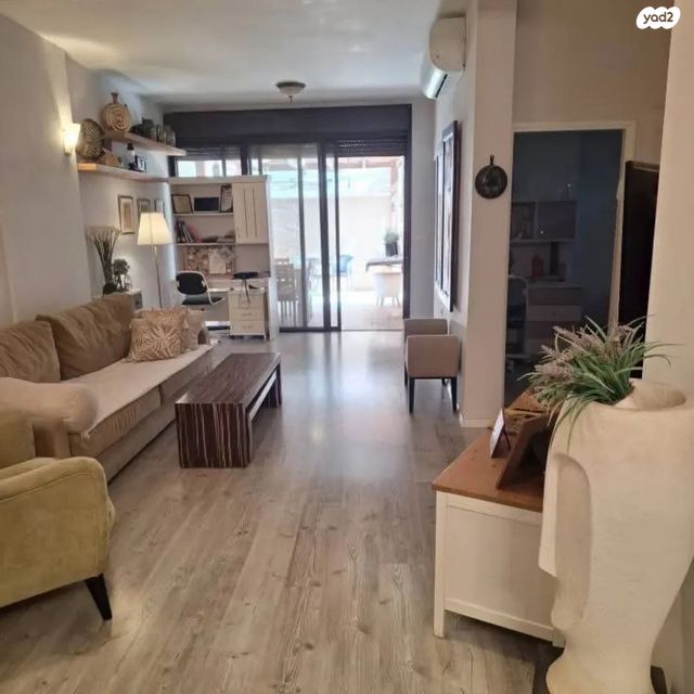 הפועל המזרחי ג', שיכון ג'