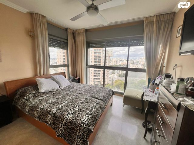 דירה, אברהם פררה, הולילנד, ירושלים