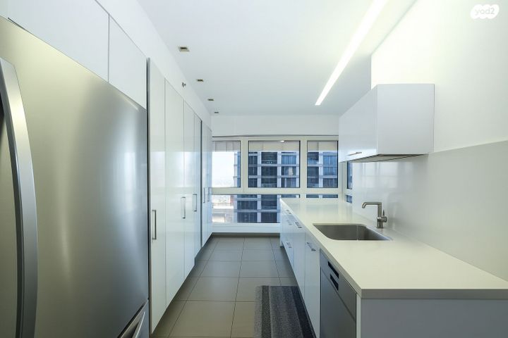 דירה, ניסים אלוני, צמרות איילון, פארק צמרת, תל אביב יפו