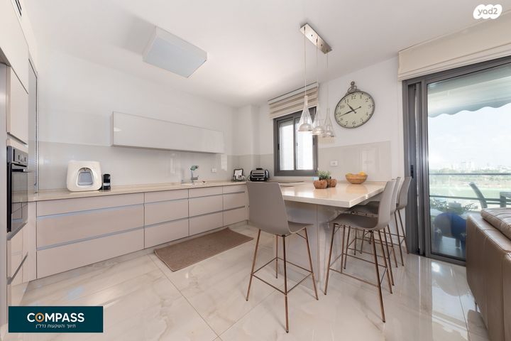 דירה, רחובות הצעירה, רחובות