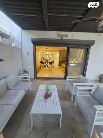 דו משפחתי, כפר האורנים