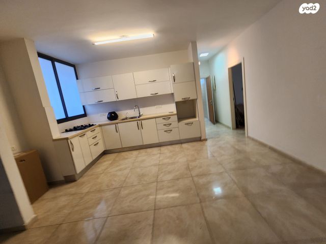 דירה, שדרת התמרים, שכונת בן גוריון, מרכז העיר ג', רמת גן