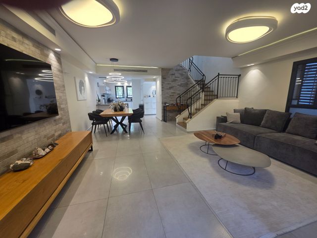 דו משפחתי, כפר האורנים