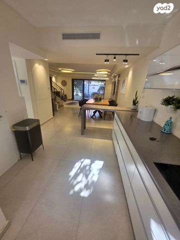 דו משפחתי, כפר האורנים