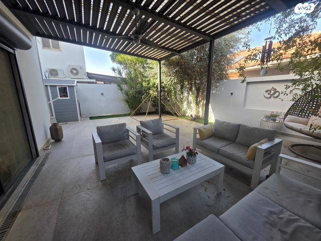 דו משפחתי, כפר האורנים