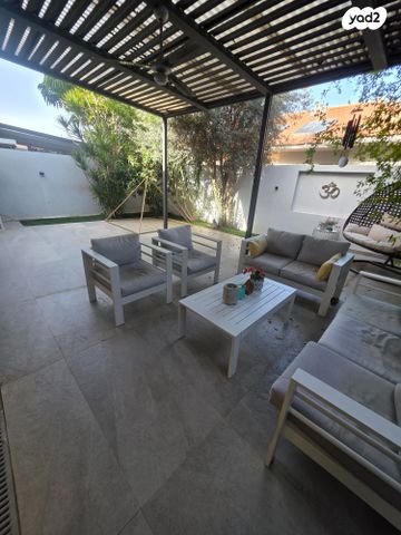 דו משפחתי, כפר האורנים